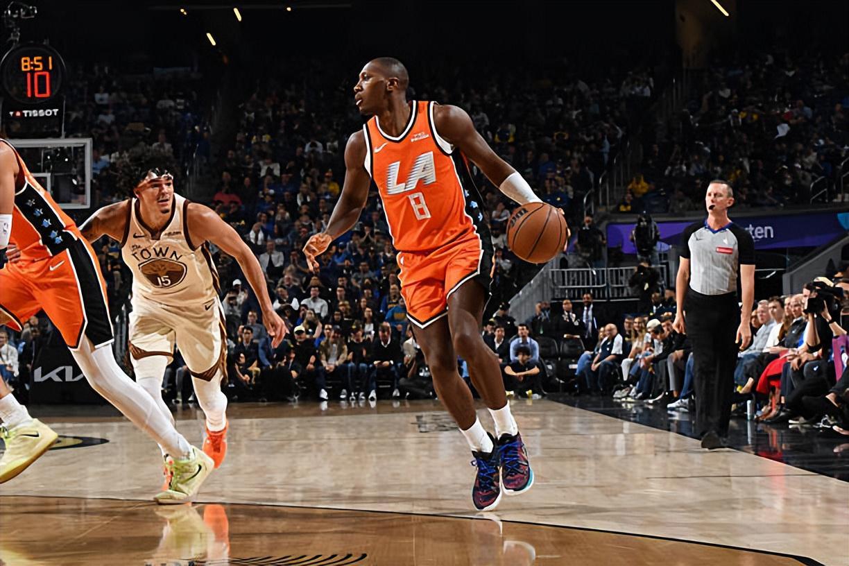 九游体育登录入口-打出了准三双数据,快船后场大闸的进攻才能正在不断被激发出来?