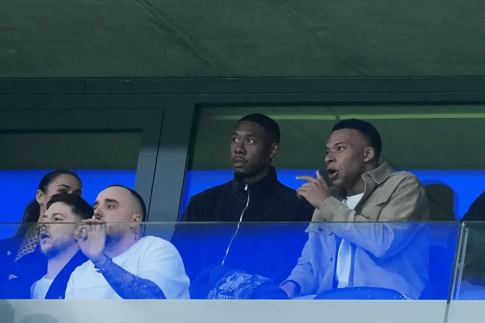 九游官网主页-姆巴佩与阿拉巴现身伯纳乌看台,现场为皇马对曼城比赛助威