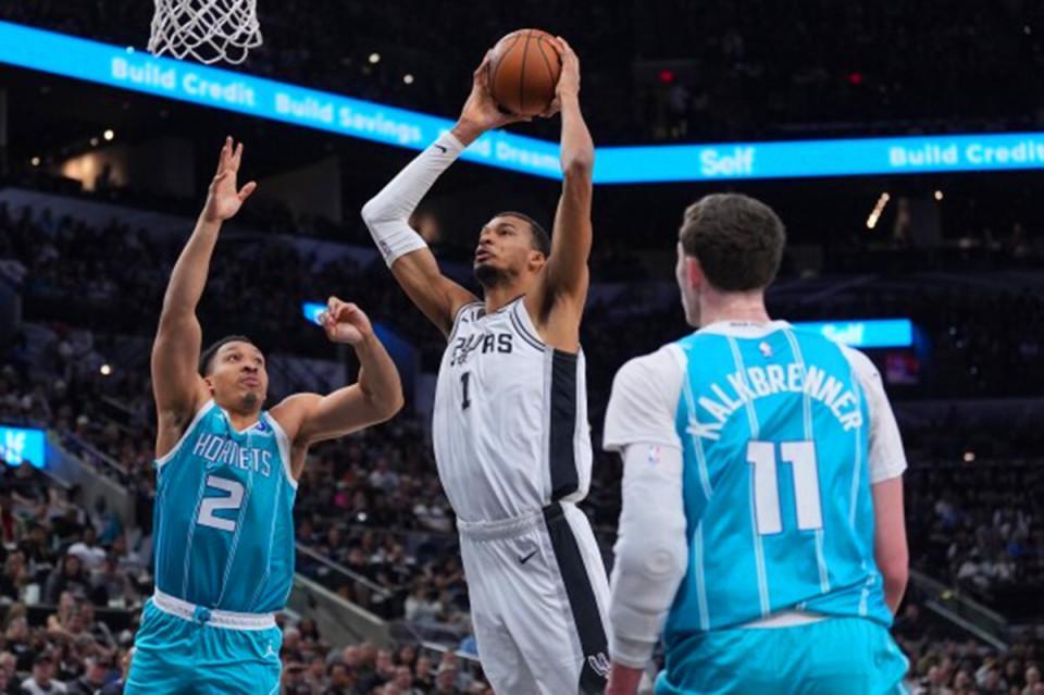 马刺18战16胜,范乔丹公开泼冷水!文班比肩06姚明用行动打破质疑